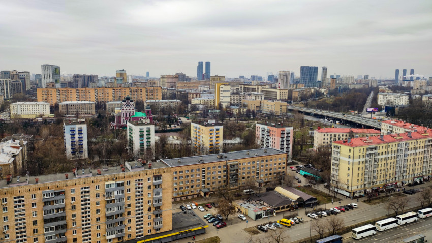 Панорамный вид Москвы с жилой застройкой и Храмом Тихвинской иконы Божией Матери