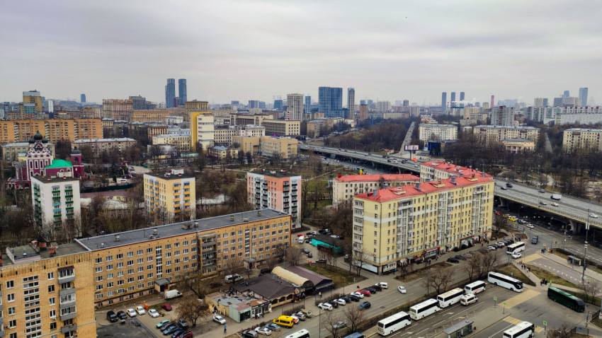 Москва: жилые кварталы и транспортный узел с видом на Храм Тихвинской иконы Божией Матери