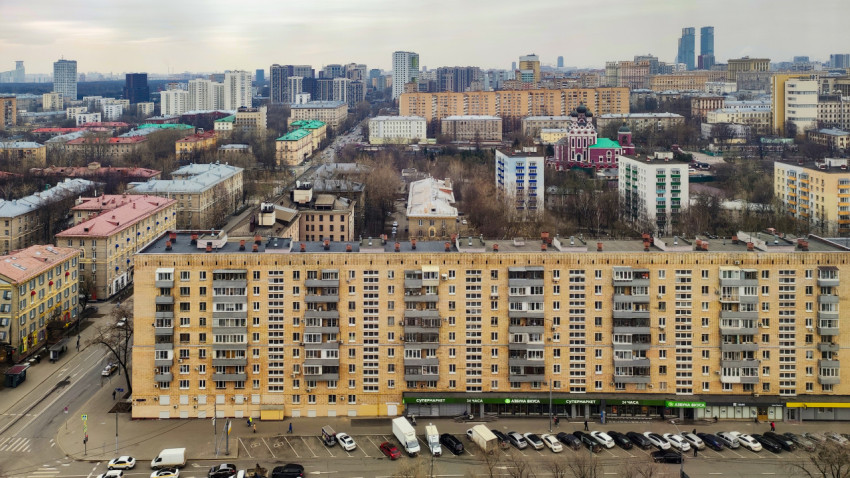 Вид Москвы с жилой застройкой и Храмом Тихвинской иконы Божией Матери