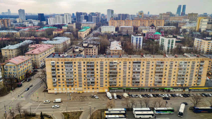 Панорама Москвы с жилыми кварталами и Храмом Тихвинской иконы Божией Матери