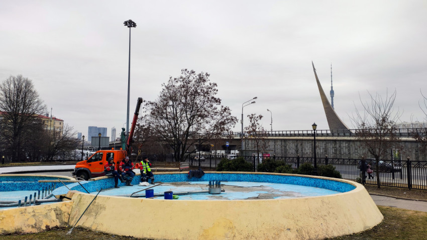 Работы у фонтана на фоне Монумента «Покорителям космоса» и Останкинской башни