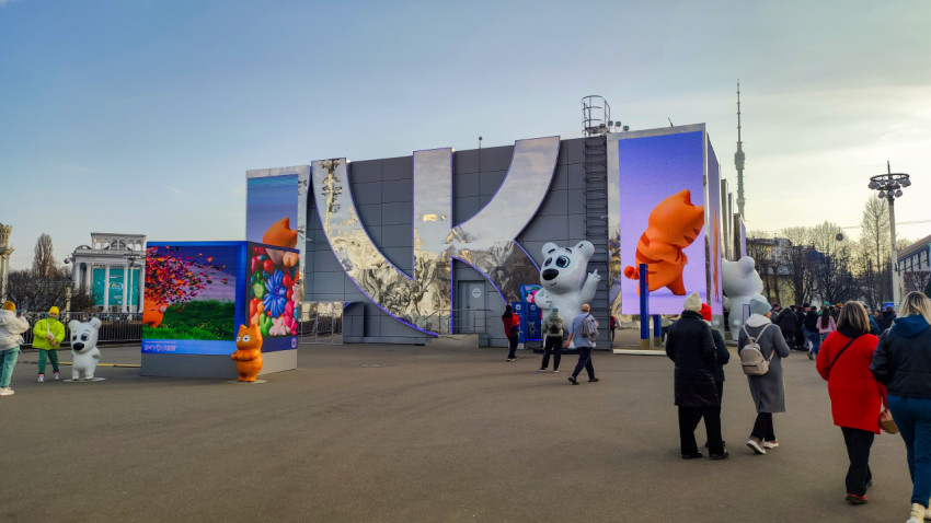 Зеркальный фасад павильона VK на выставке-форуме «Россия»