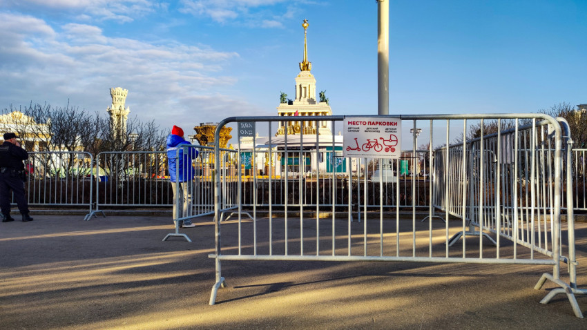 Ограждения и парковочная зона перед фонтаном «Дружба народов» на ВДНХ