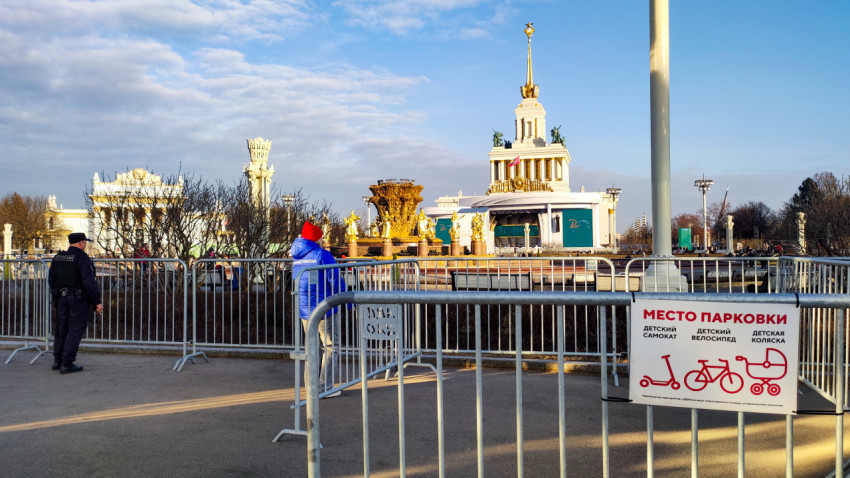 Вид на фонтан «Дружба народов» и павильон №1 сквозь временные ограждения