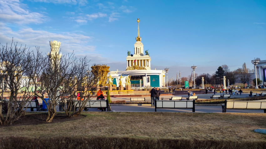 Центральная площадь ВДНХ с видом на павильон №1 и фонтан «Дружба народов»