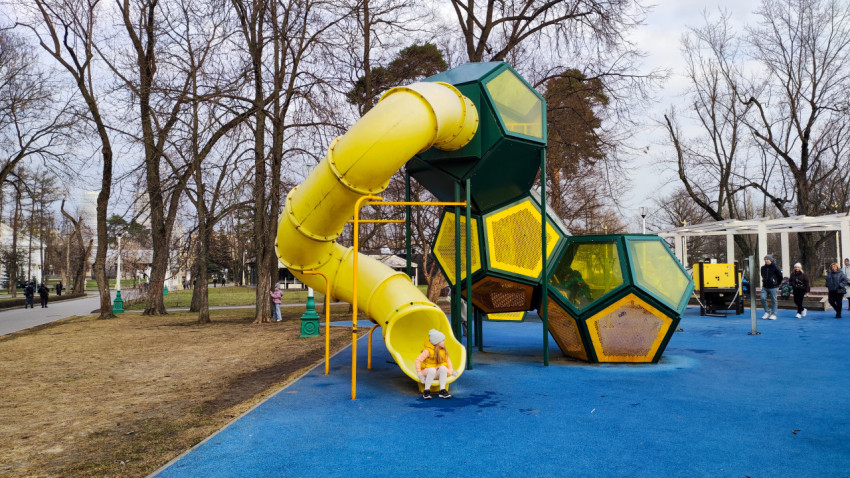 Ребёнок на игровой горке в зоне отдыха ВДНХ