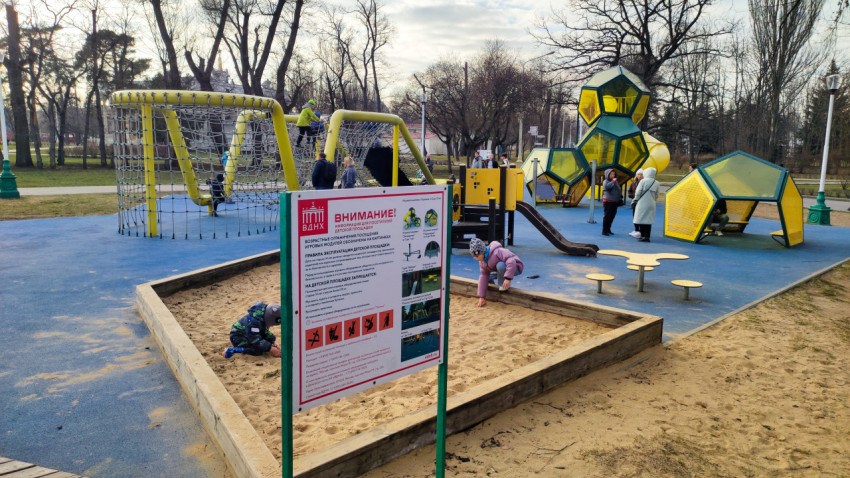Детская площадка ВДНХ с песочницей и канатными конструкциями