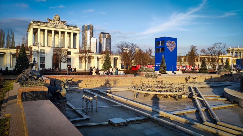 Демонтированный на зиму фонтан «Каменный цветок» и павильоны ВДНХ