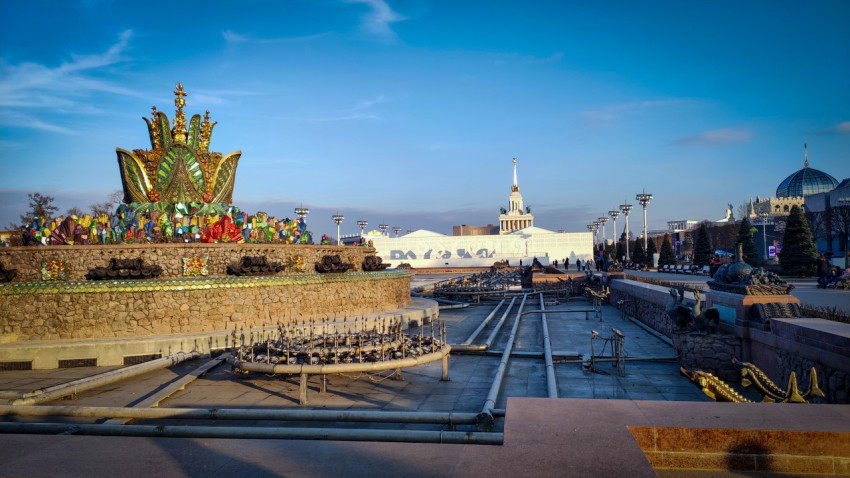 Фонтан «Каменный цветок» на ВДНХ в зимний период