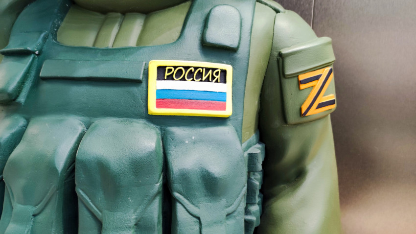 Детализированный фрагмент формы на фигуре солдата с символикой России