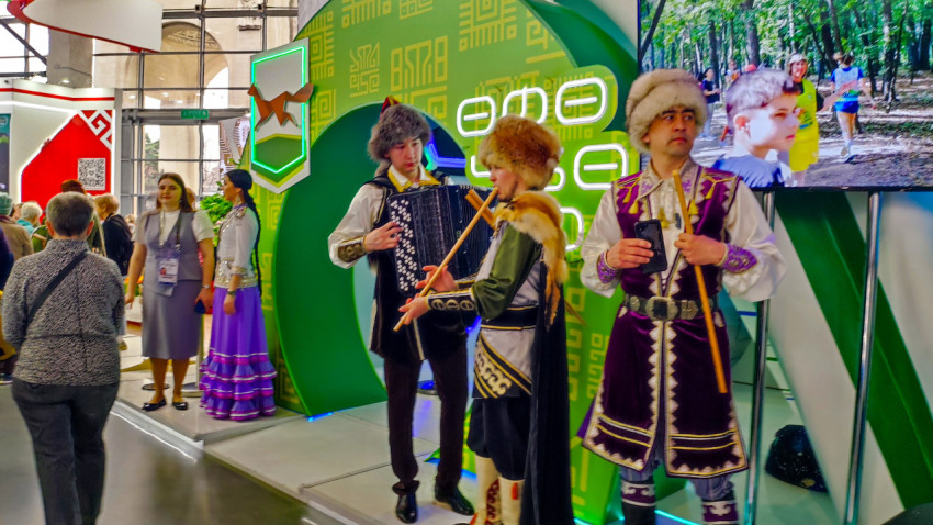 Артисты в национальных костюмах на стенде региона в павильоне №75 ВДНХ