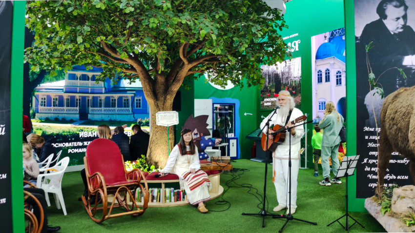 Народное выступление у стилизованного Тургеневского дуба на стенде Орловской области
