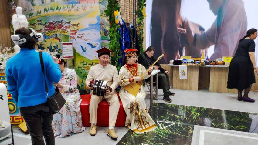 Калмыцкие музыканты демонстрируют народные инструменты на выставке-форуме в павильоне №75