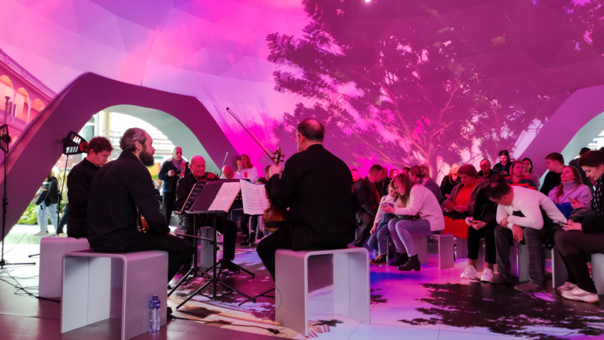 Струнный квартет в мультимедийном зале выставки «Россия»