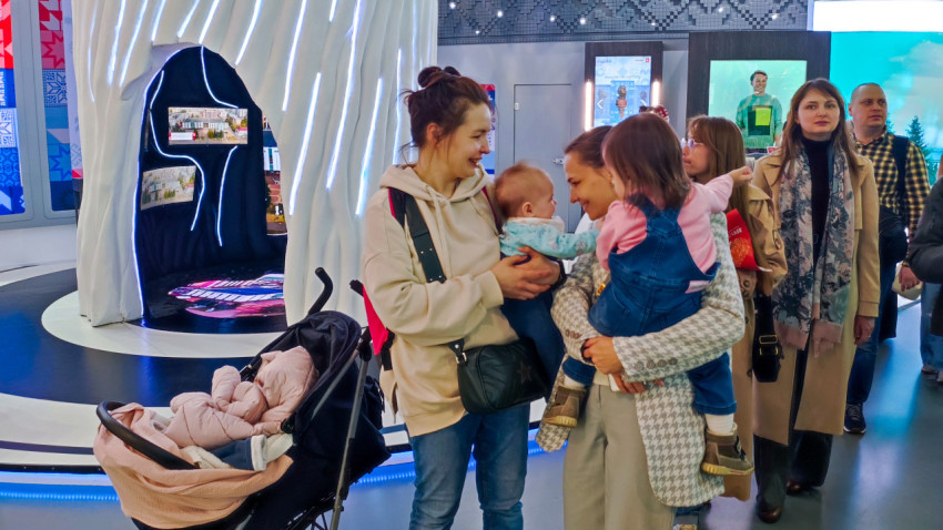 Посетители у интерактивной зоны стенда Мордовии на выставке «Россия»