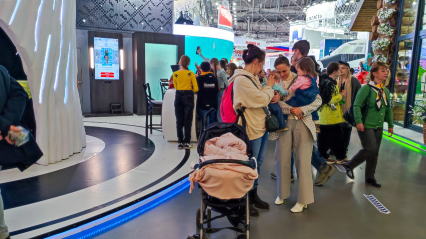 Посетители в зоне интерактивных панелей на стенде Мордовии