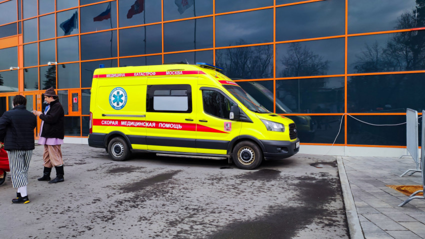 Машина скорой помощи у павильона №75 ВДНХ