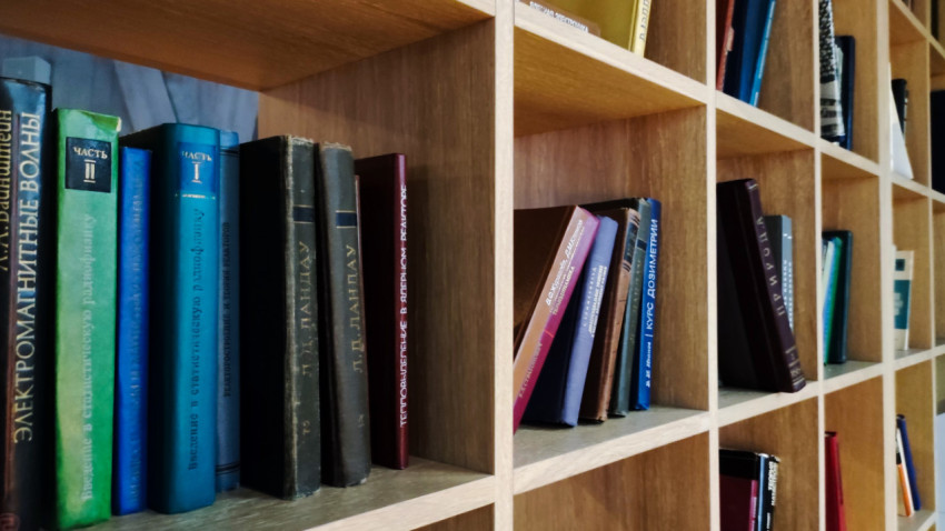 Полка с научно-техническими книгами в павильоне «Атом» на ВДНХ