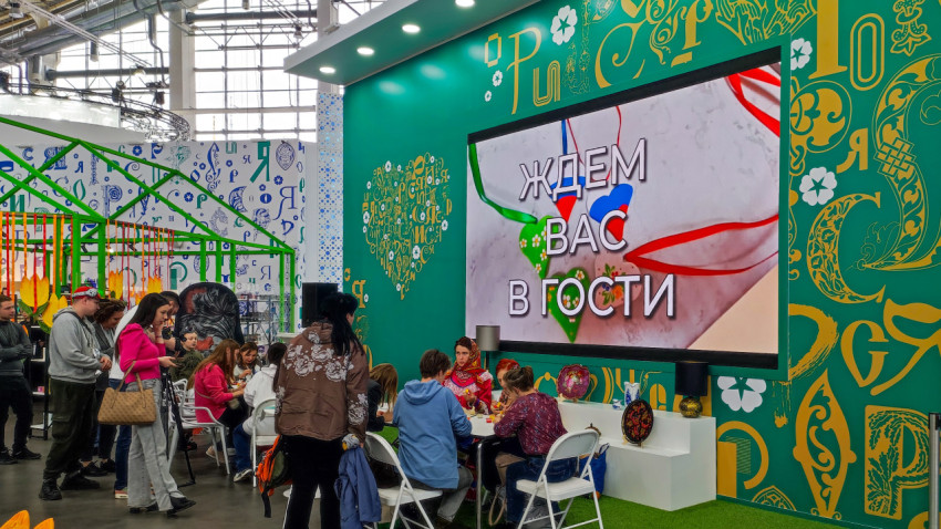 Мастер-класс по росписи на стенде региона на выставке «Россия»