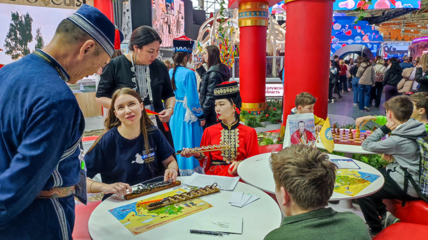 Посетители знакомятся с калмыцкими настольными играми на выставке в павильоне №75 ВДНХ