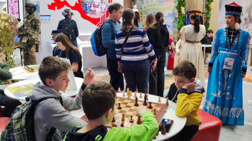 Подростки играют в шахматы на стенде Республики Калмыкия на ВДНХ