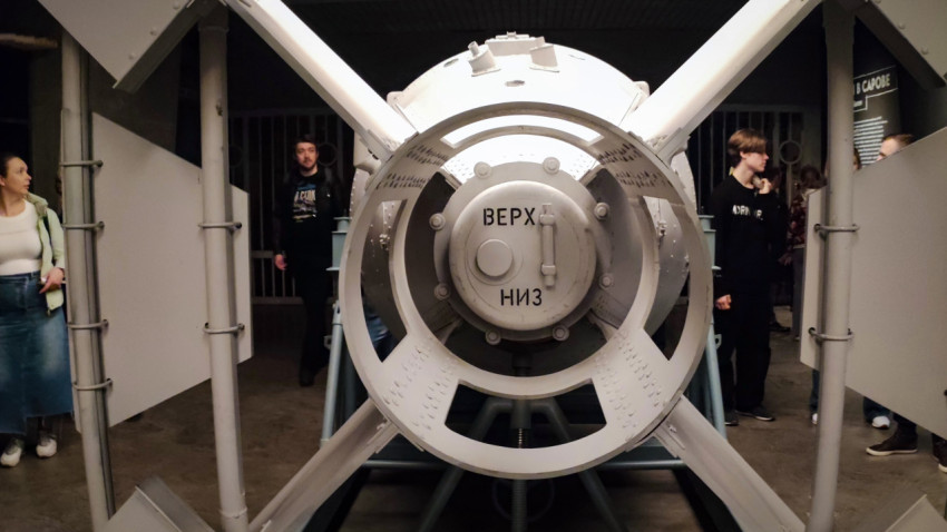 Хвостовая часть макета РДС-1 в экспозиции павильона «Атом»