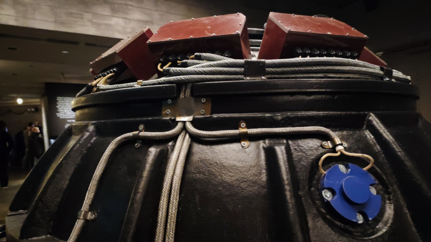 Верхняя часть макета ядерного заряда РДС-1 с кабельными узлами