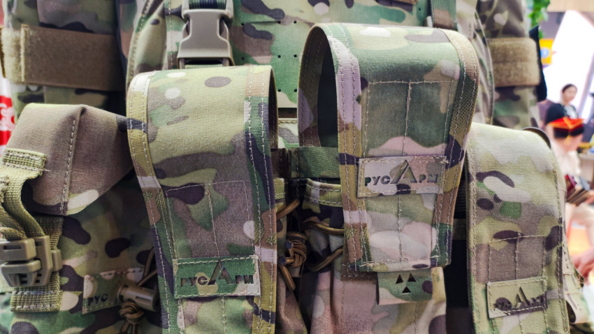 Подсумки и крепёжные элементы жилета «РусАрм» в крупном плане