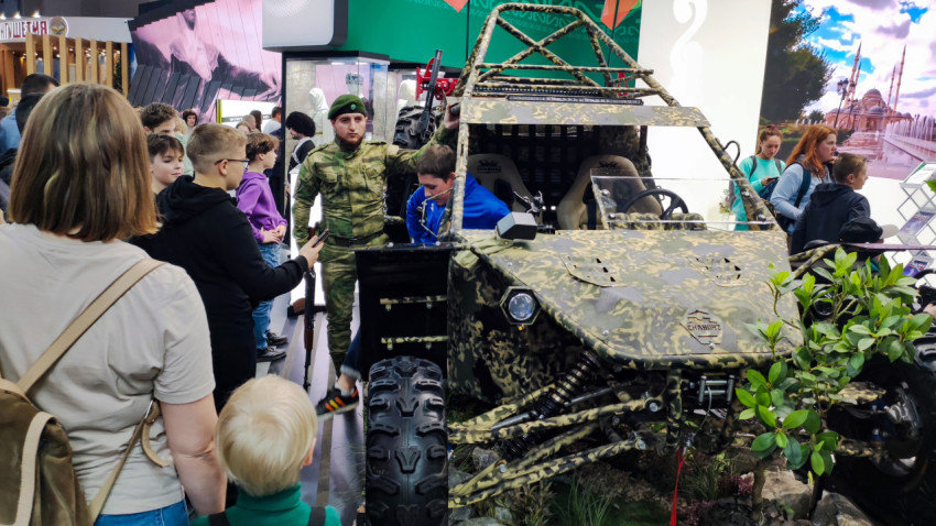 Камуфлированный багги на стенде Чеченской Республики