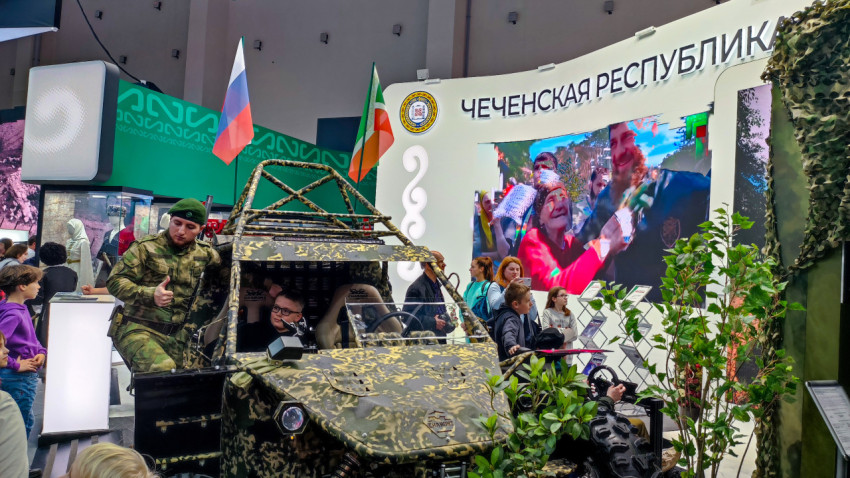 Багги и медиапанель на стенде Чеченской Республики