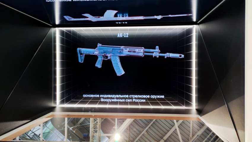 Графическая проекция автомата АК-12 на выставочном стенде