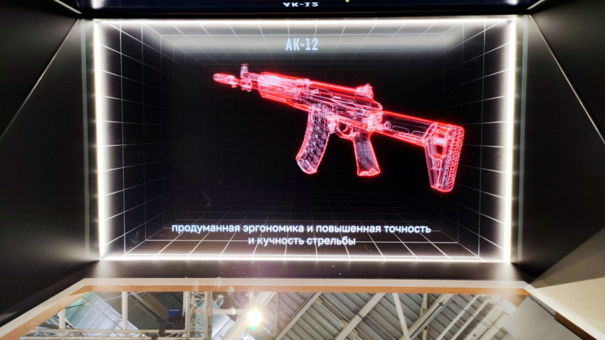 Голографическая модель АК-12 в красной подсветке на выставке