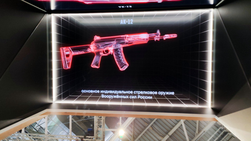 Красная контурная визуализация автомата АК-12 на мультимедийном стенде