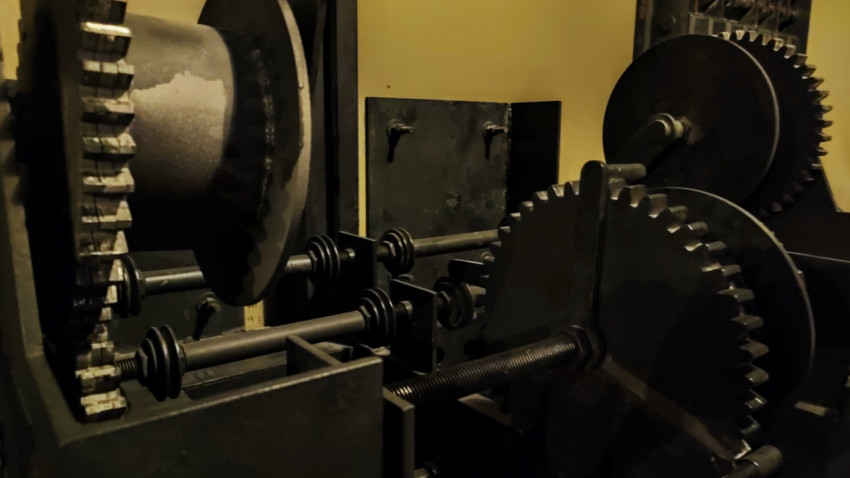 Зубчатые колёса и механизмы в демонстрационном стенде павильона «АТОМ»