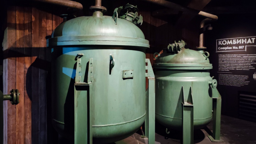 Реакционные ёмкости комплекса №817 в экспозиции павильона «АТОМ»