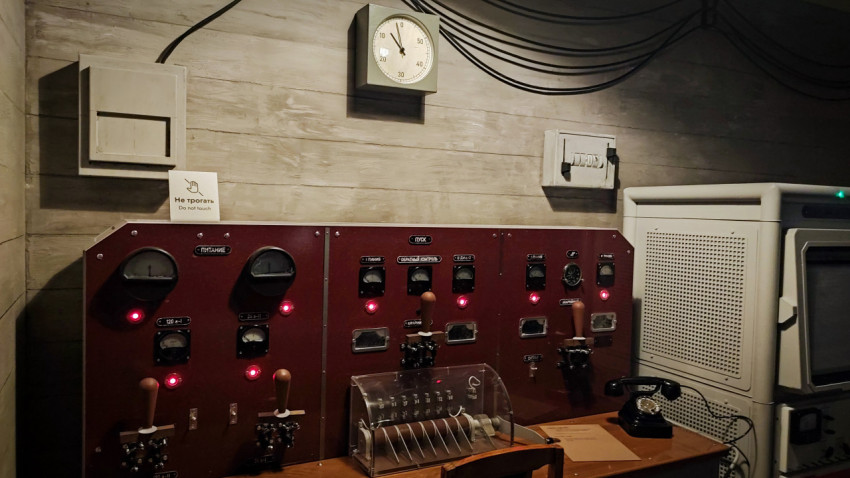 Пульт подрыва РДС-1 и рабочая зона оператора