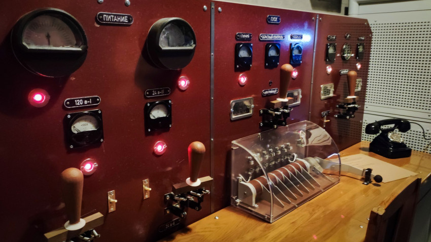 Рычаги и индикаторы макета пульта подрыва РДС-1