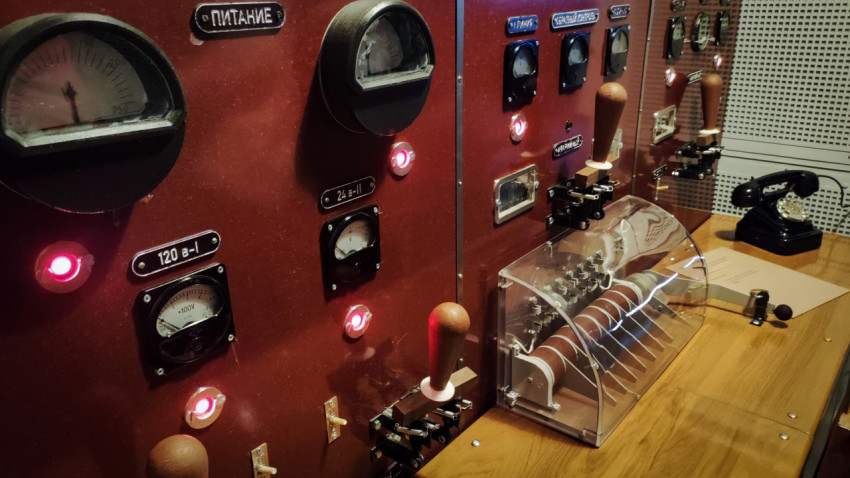 Панель управления макета пульта подрыва РДС-1 с индикаторами