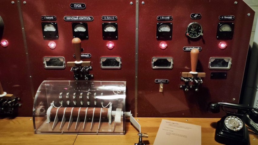 Центральная секция макета пульта подрыва РДС-1