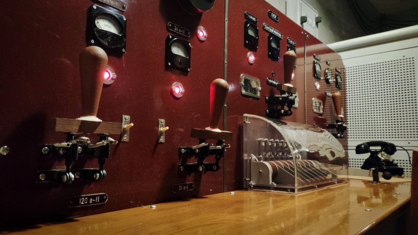 Рычаги переключения и индикаторы пульта подрыва РДС-1