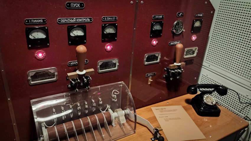 Панель макета пульта подрыва РДС-1 с индикаторами и рычагами