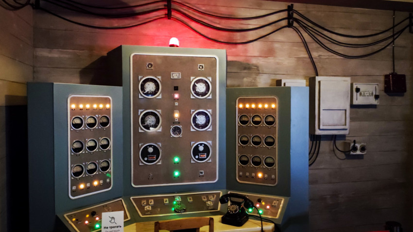 Экспозиционный щит автомата поля в павильоне «АТОМ»