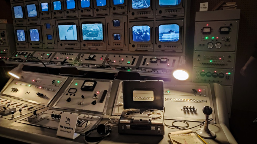 Пультовый зал с ретро-панелями управления в экспозиции павильона «АТОМ»