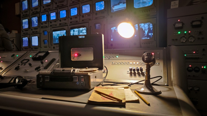 Рабочее место оператора с магнитофоном и микрофоном в пультовом зале павильона «АТОМ»