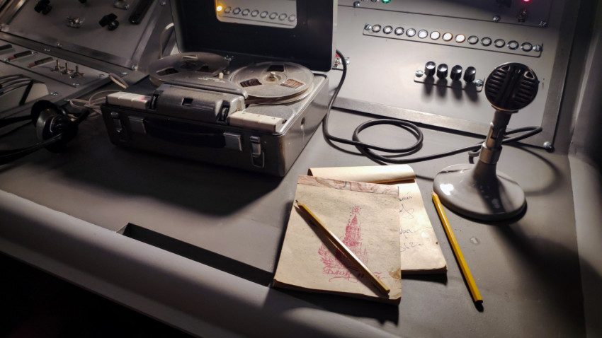 Катушечный магнитофон и операторские записи в экспозиции пультового зала