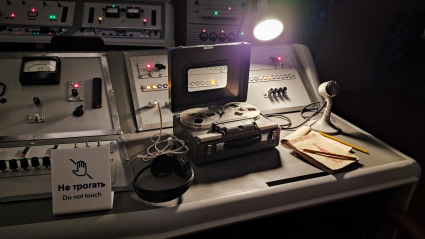 Рабочее место с катушечным магнитофоном в пультовой зоне павильона «АТОМ»
