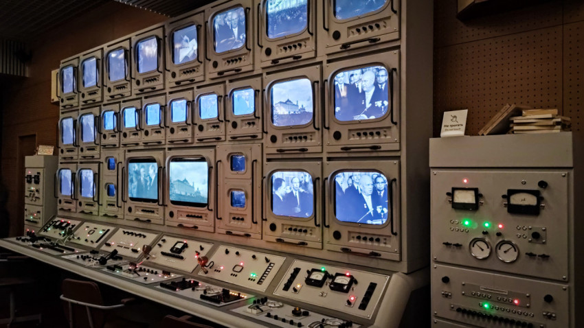 Многоэкранная панель с архивной хроникой в пультовом зале павильона «АТОМ»