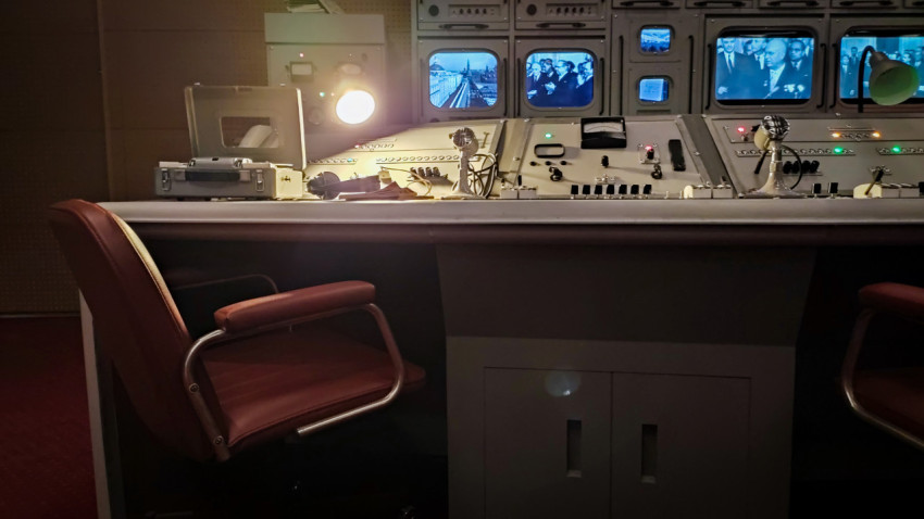 Пульт оператора и рабочее кресло в ретро-зале павильона «АТОМ»