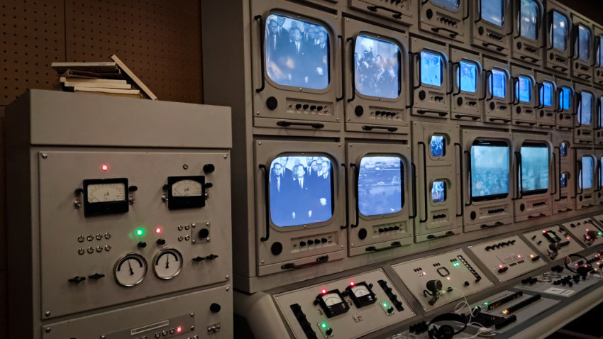 Боковая панель управления и видеоэкраны с хроникой в экспозиции павильона «АТОМ»