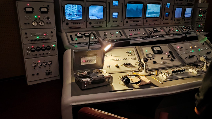 Операторский стол с магнитофоном и лампой в пультовом центре павильона «АТОМ»